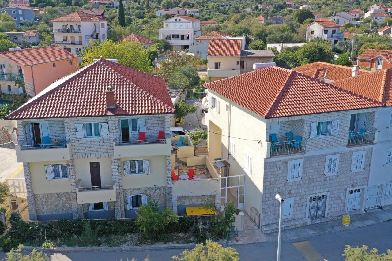 Apartments Babin Vinisce Bagian luar foto