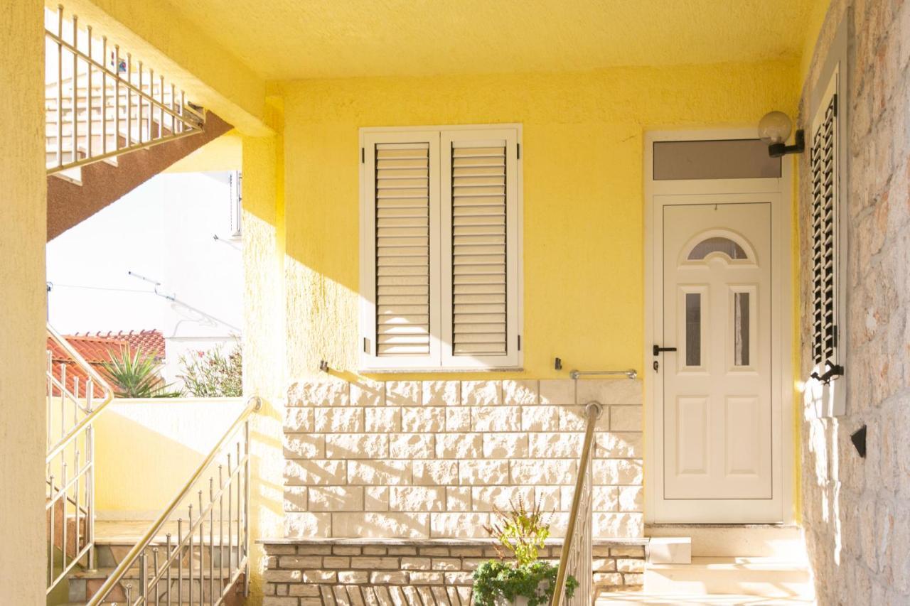 Apartments Babin Vinisce Bagian luar foto