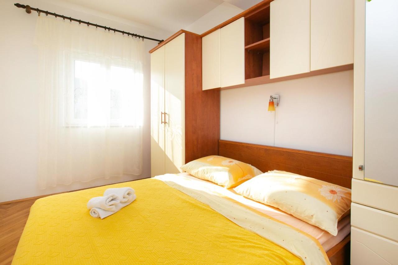 Apartments Babin Vinisce Bagian luar foto